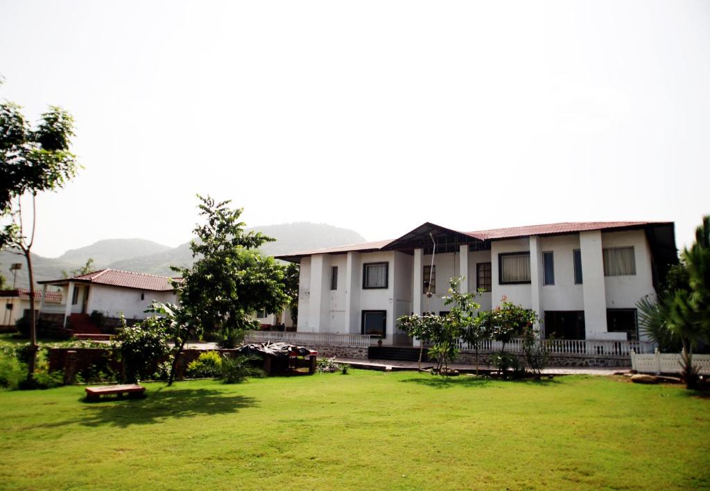 een gebouw met een groene tuin ervoor bij Virat Resorts, Sariska Rajasthan in Bairāt