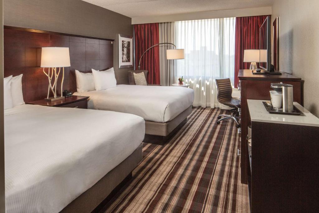 Postel nebo postele na pokoji v ubytování DoubleTree by Hilton Hotel Largo Washington DC