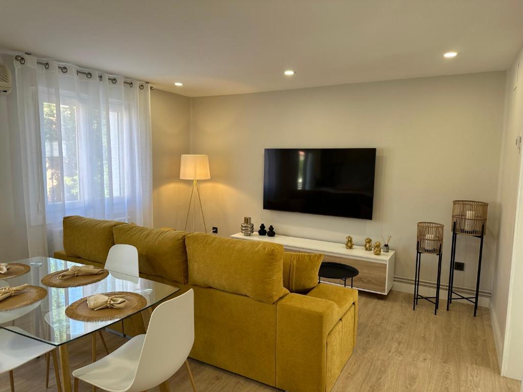 sala de estar con sofá y TV de pantalla plana en Nordic Home, en Tudela