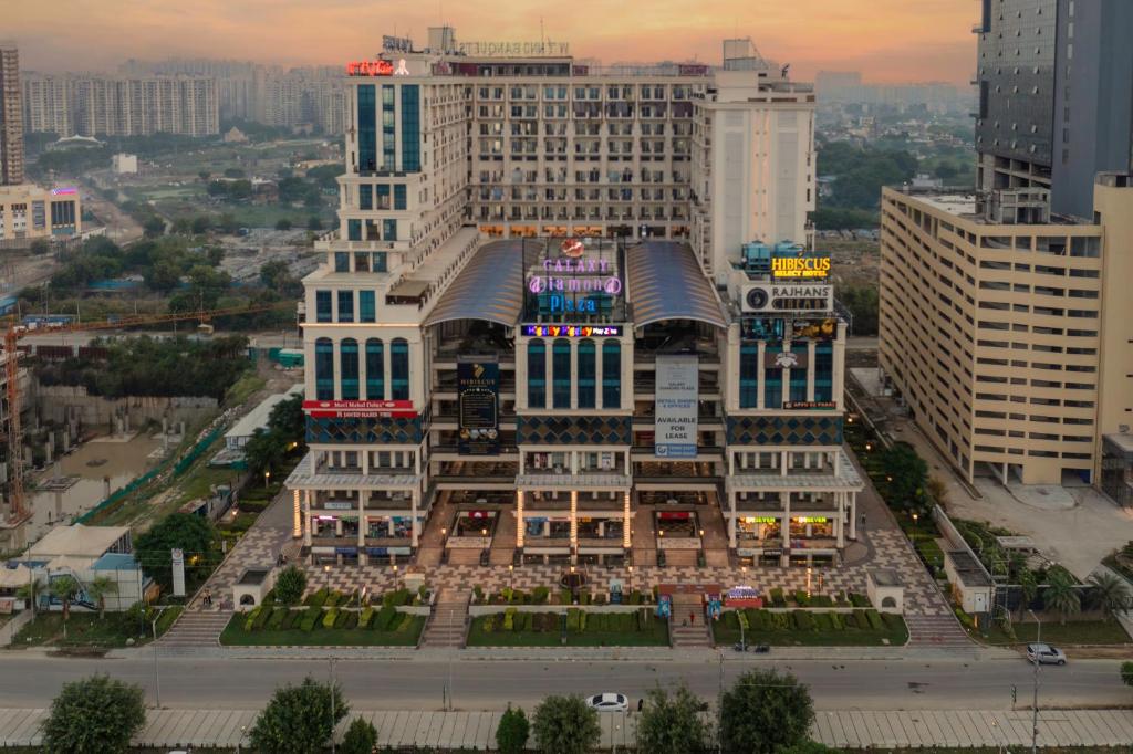 uma vista aérea de um grande edifício numa cidade em Hibiscus Select Hotel em Noida