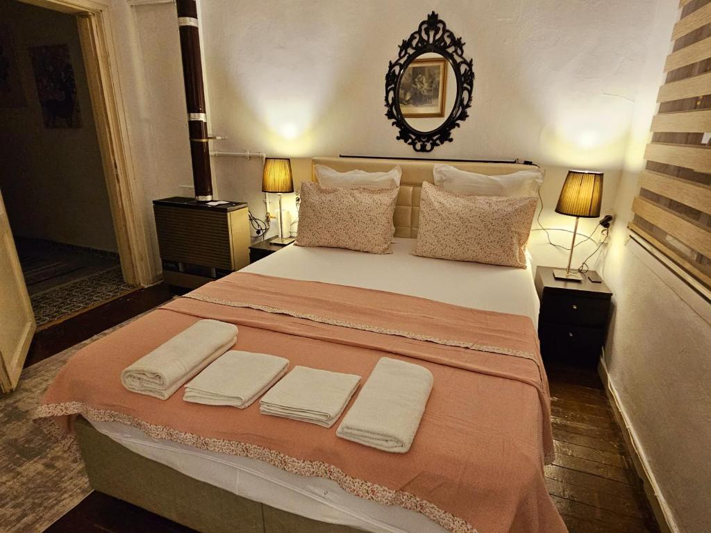 1 dormitorio con 1 cama grande y 2 toallas. en İncir altı üsküdar, en Estambul