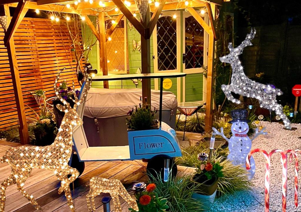 Cosy Garden Flat, Private Roofed Hot Tub & Four Poster Bed - 