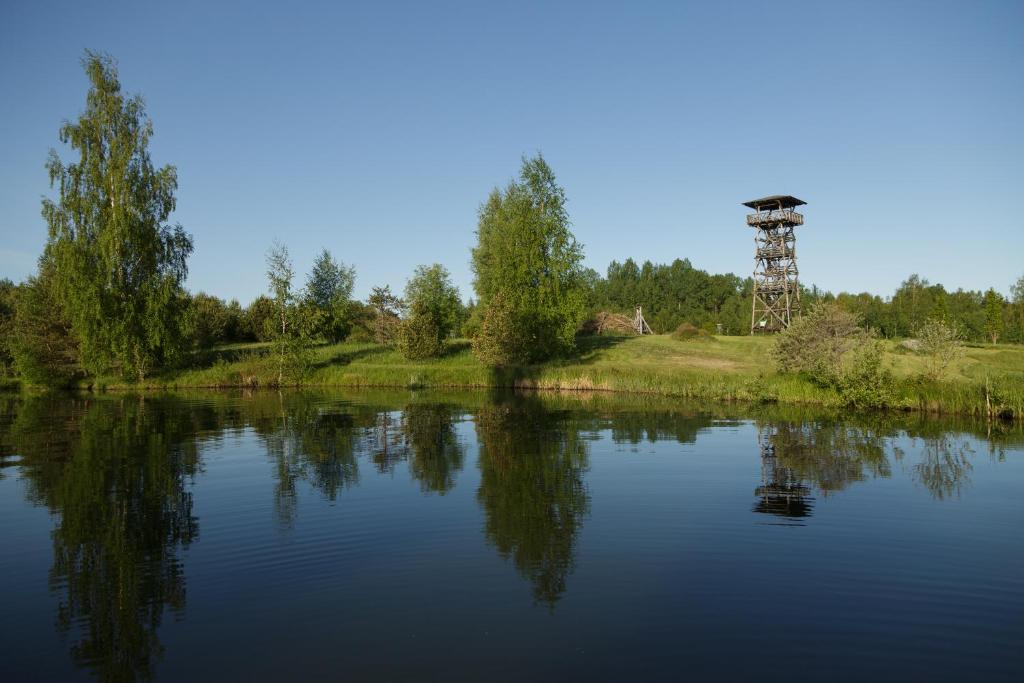 un río con reflejo de una torre de telefonía móvil en Private house in Karumati Leisure Center, en Vidriku Asundus