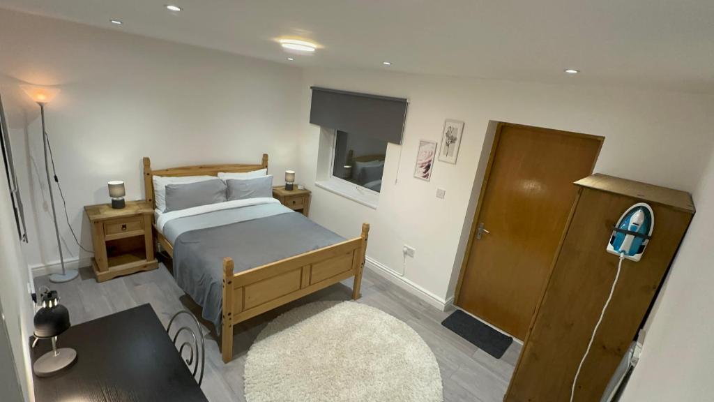 um pequeno quarto com uma cama e uma janela em Entire One Double Bedroom apartment em Londres