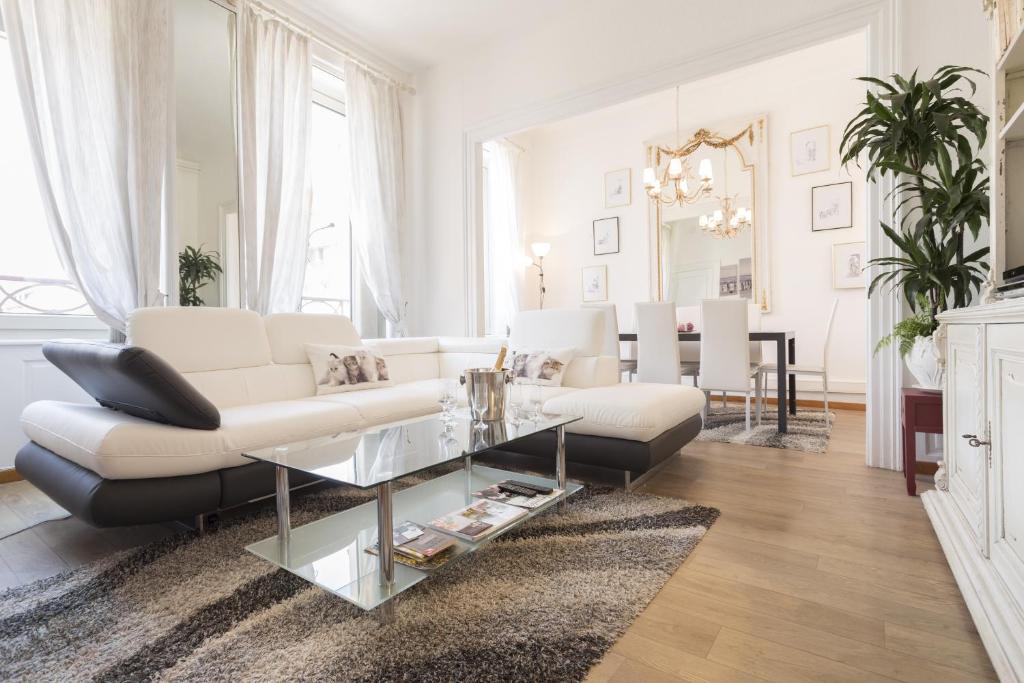 - un salon avec un canapé blanc et une table dans l'établissement Apartments Center Colmar, à Colmar