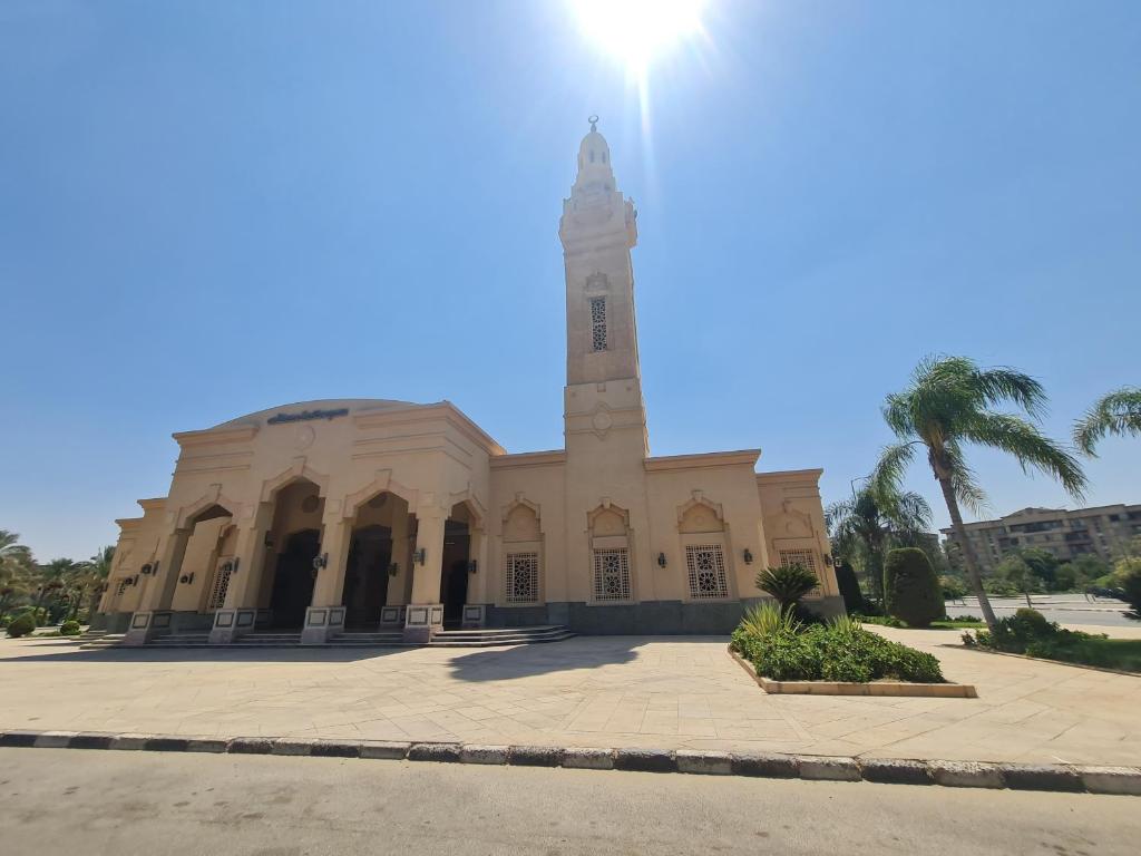 un grand bâtiment blanc avec une tour d'horloge dans l'établissement your home at New Cairo, El Rehab, au Caire
