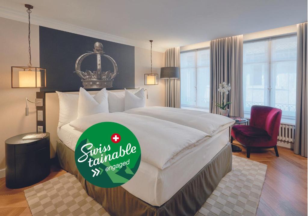 um quarto de hotel com uma cama grande com uma placa em Sorell Hotel Krone em Winterthur