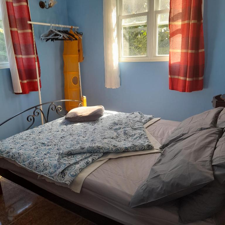 Postel nebo postele na pokoji v ubytování Canefield sea view apartment