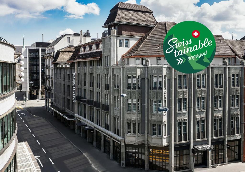 um edifício com um sinal em frente em Boutique Hotel Seidenhof em Zürich