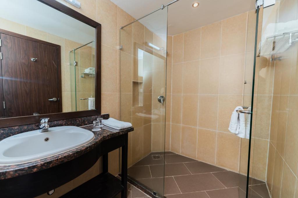 Koupelna v ubytování Acacia Premier Hotel