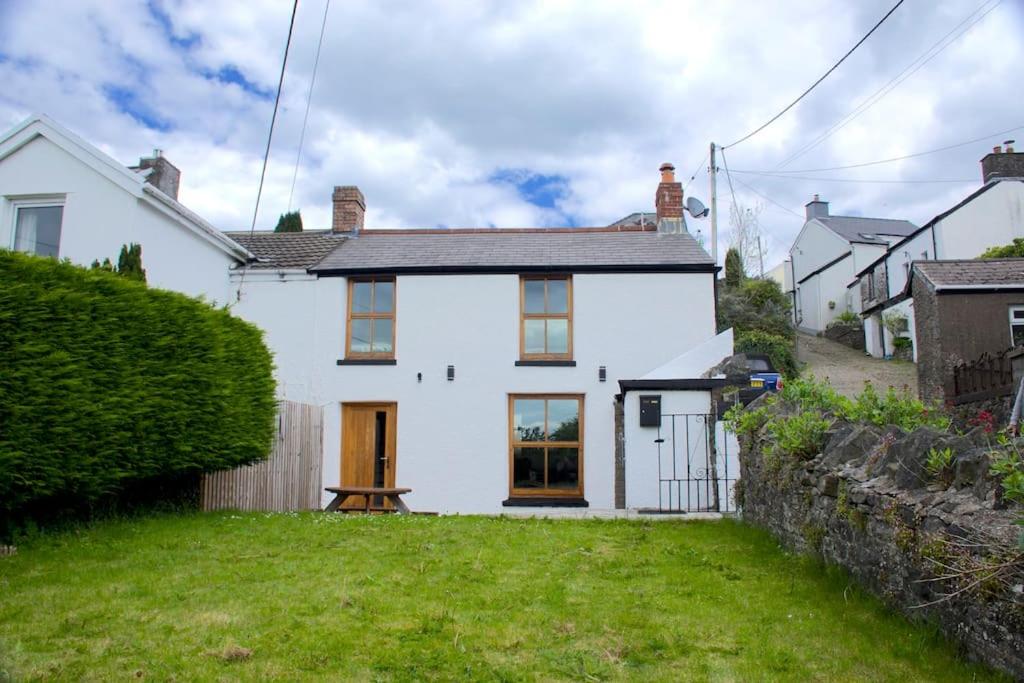 Cwmwl Gwyn Cottage in the heart of the old town, Llantrisant (updated prices 2024)