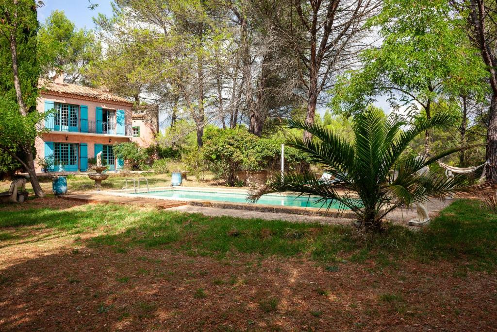 ein Haus mit einem Pool im Hof in der Unterkunft Belle villa provencale in Aix-en-Provence
