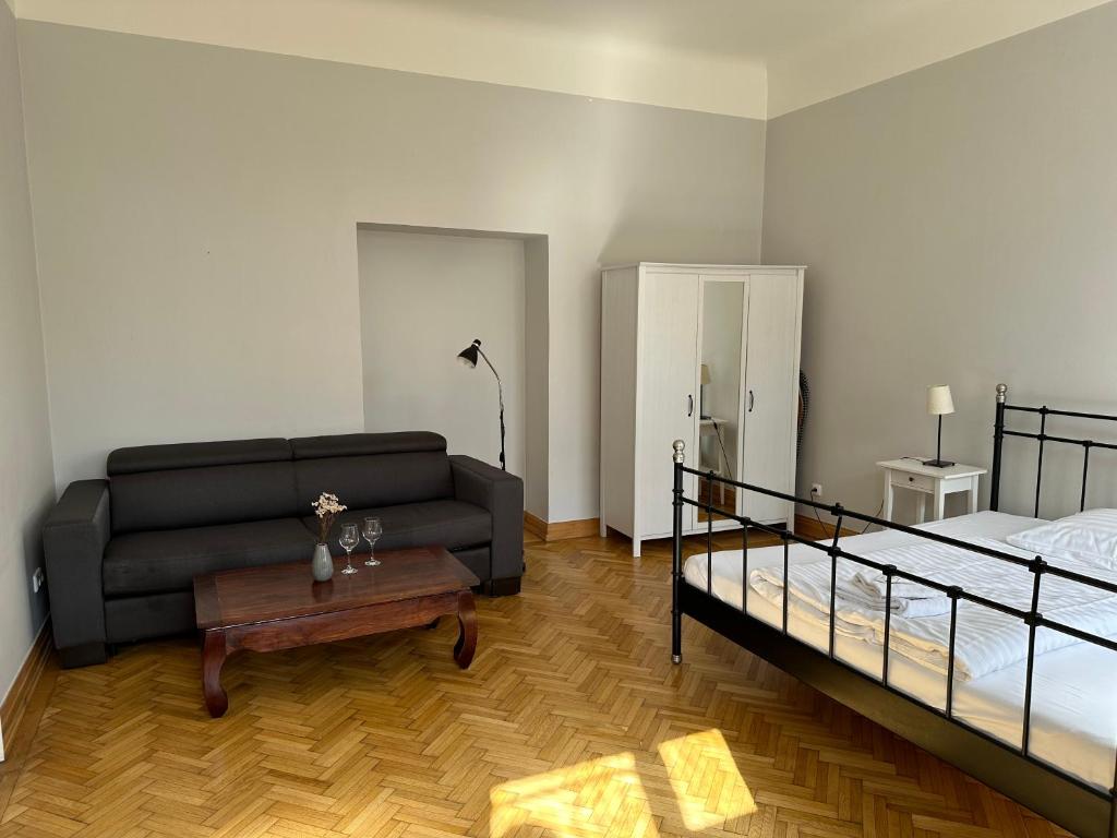 Łóżko lub łóżka w pokoju w obiekcie Historic Centre Apartments IV