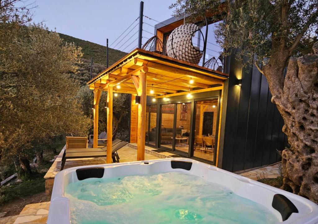 eine Badewanne im Hinterhof eines Hauses in der Unterkunft Villa Tramonto D'Oro in Ulcinj