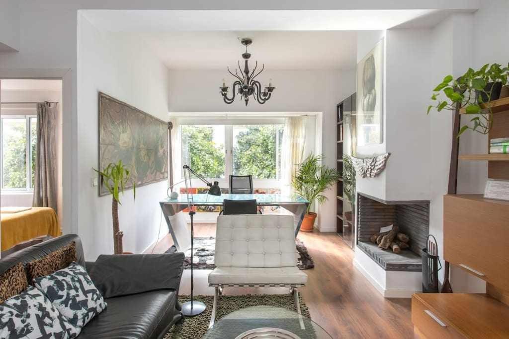 a living room with a couch and a desk at Lujoso apartamento con patio en Triana Sevilla in Seville