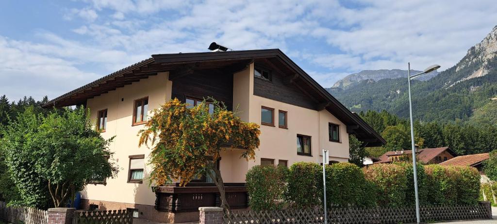 ein Haus mit einem Vogel drauf in der Unterkunft Ferienwohnung Waldblick in Kramsach