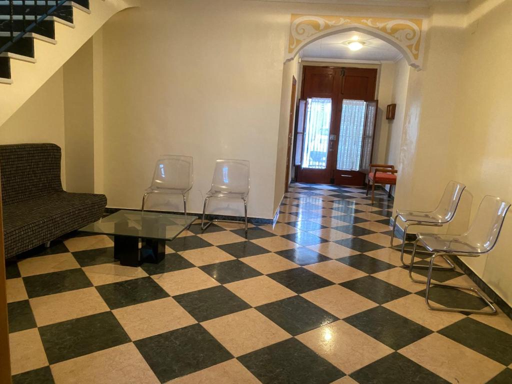 ein Wohnzimmer mit einem karierten Boden und Stühlen in der Unterkunft MAR i MONTAÑA en Cullera Villa Juani in Cullera