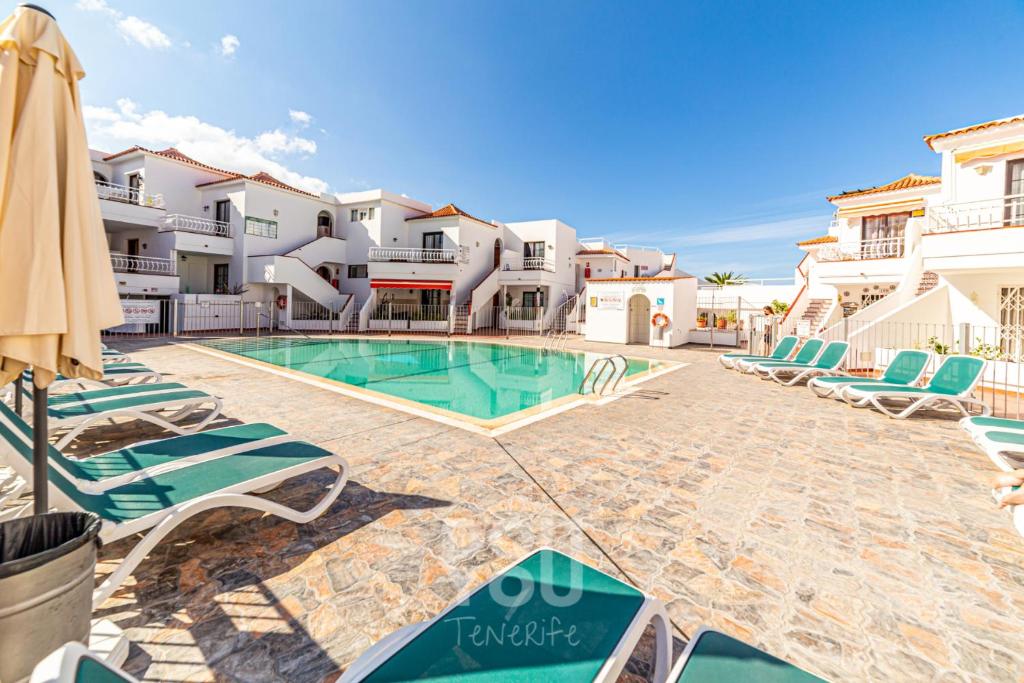 Bazén v ubytování Prime Apartments "Los Diamantes" nebo v jeho okolí