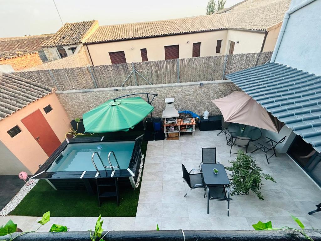 einen Blick über eine Terrasse mit Pool und Sonnenschirm in der Unterkunft CASA BOUTIQUE LOS MONEGROS 
