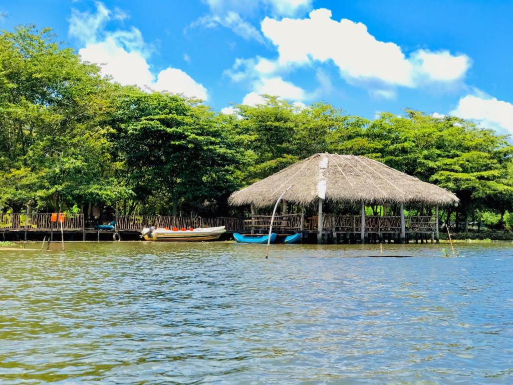 Eine Hütte auf dem Wasser mit Booten drin. in der Unterkunft Lake Resort Bolgoda in Wadduwa