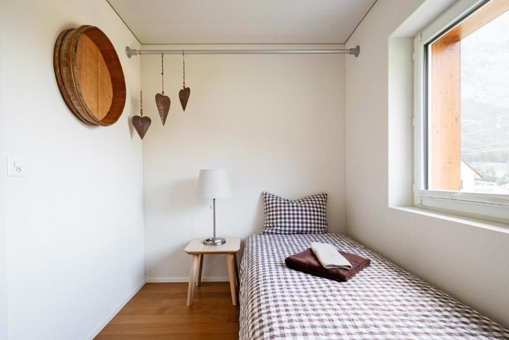 Postel nebo postele na pokoji v ubytování GLARNER Bed
