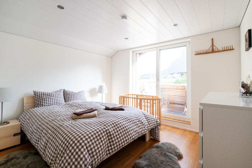 Postel nebo postele na pokoji v ubytování GLARNER Bed