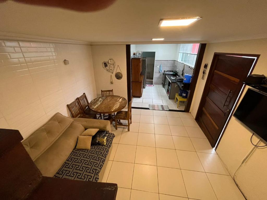 a living room with a couch and a table at Casa Férias Paraty - yeshua in Paraty