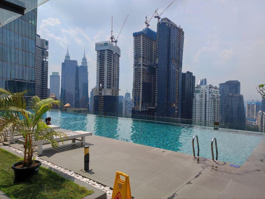 uma grande piscina no topo do horizonte da cidade em Dorsett Residence walk to Pavilion 1min with Bathtub and infinity pool em Kuala Lumpur