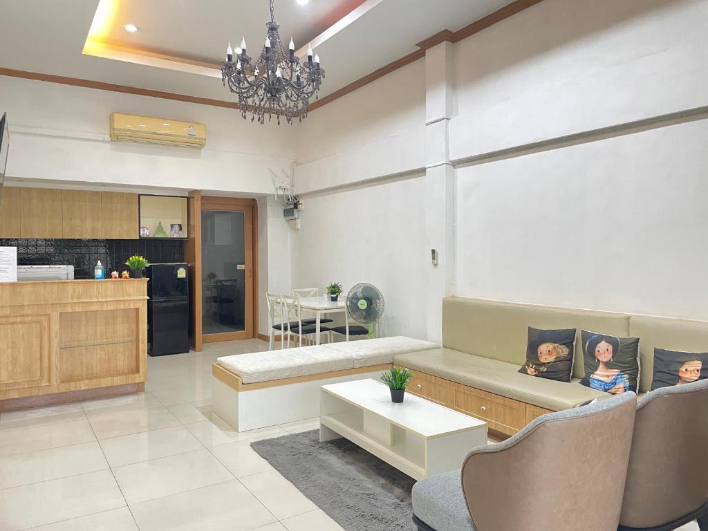 - un salon avec un canapé et une table dans l'établissement House near Suvarnabhumi Airport, à Ban Siyek Hua Take