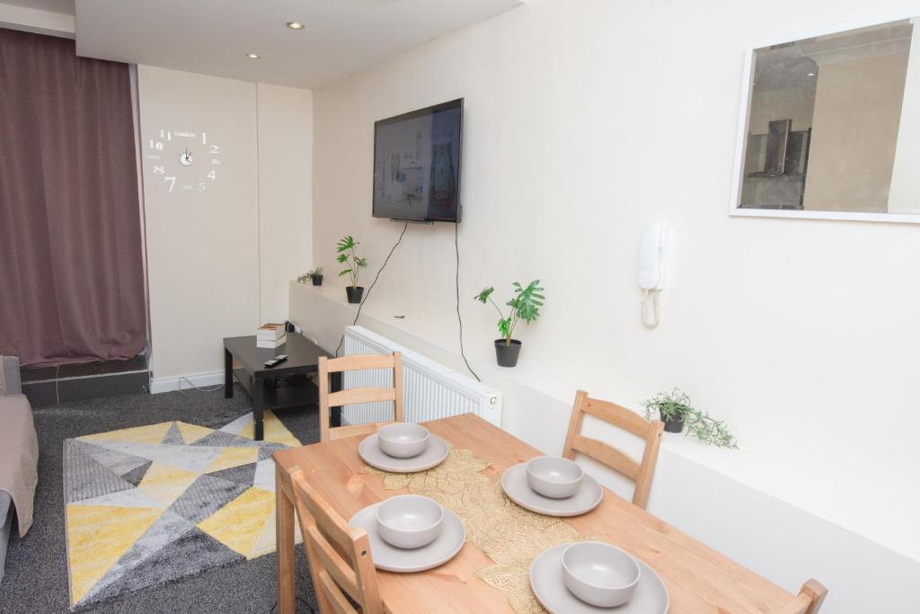 a living room with a wooden table and chairs at One Bedroom Apartment at Islington in London