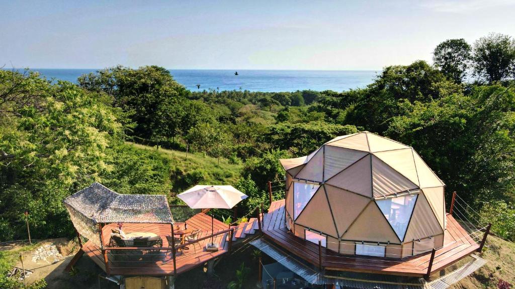 an aerial view of a house with an umbrella on top at Glamping - Habla con la Luna in Santa Marta