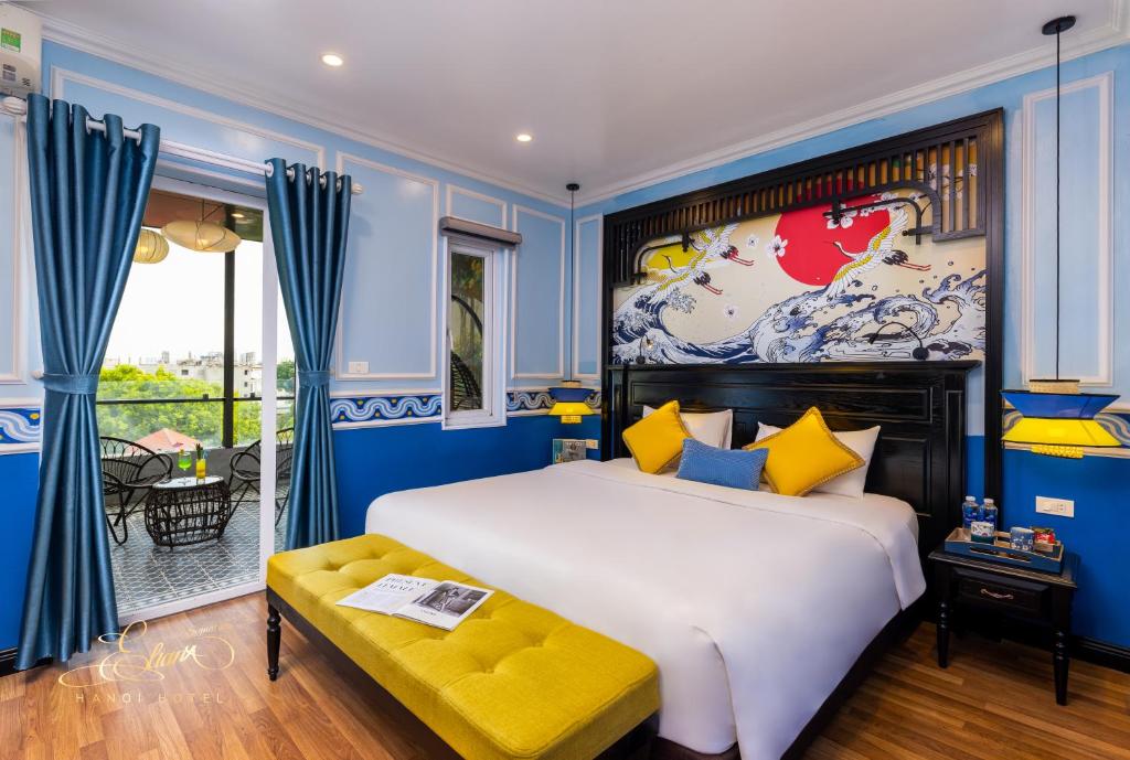 Postel nebo postele na pokoji v ubytování Eliana Signature Hanoi Hotel
