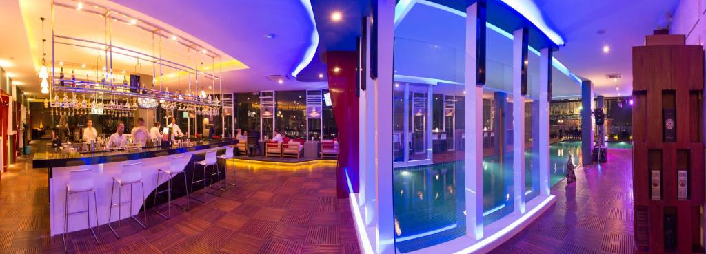 Bazén v ubytování Hotel Parami nebo v jeho okolí