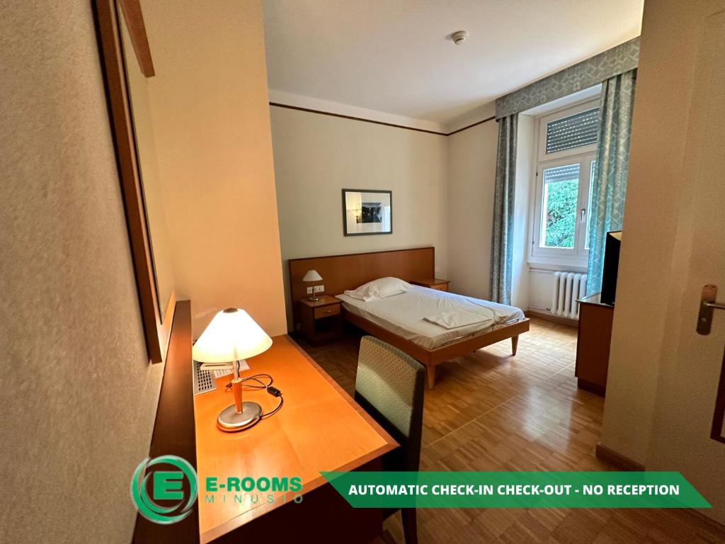 Postel nebo postele na pokoji v ubytování E-Rooms Minusio