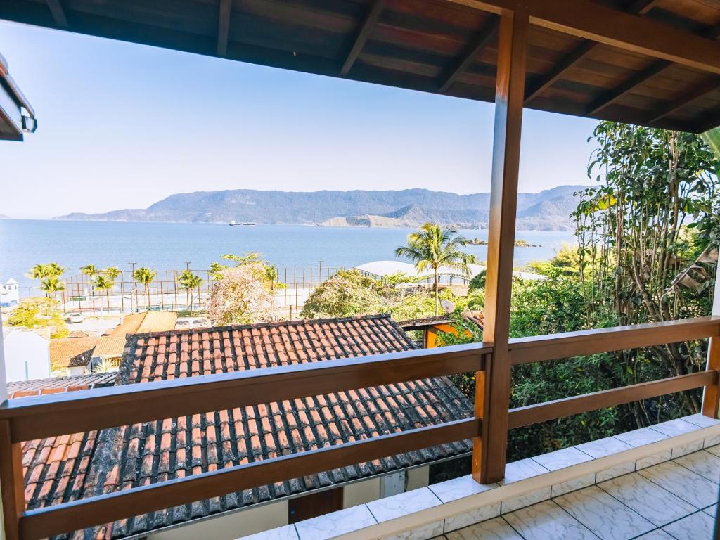 uma vista para o oceano a partir da varanda de uma casa em VELINN Pousada Mirante da Praia Grande em Ilhabela