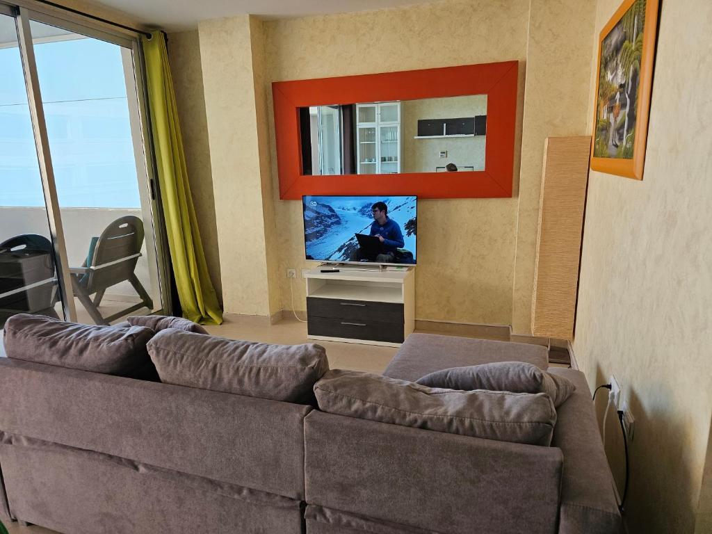 TV a/nebo společenská místnost v ubytování Edificio Mondrian 1ª Linea vistas al mar