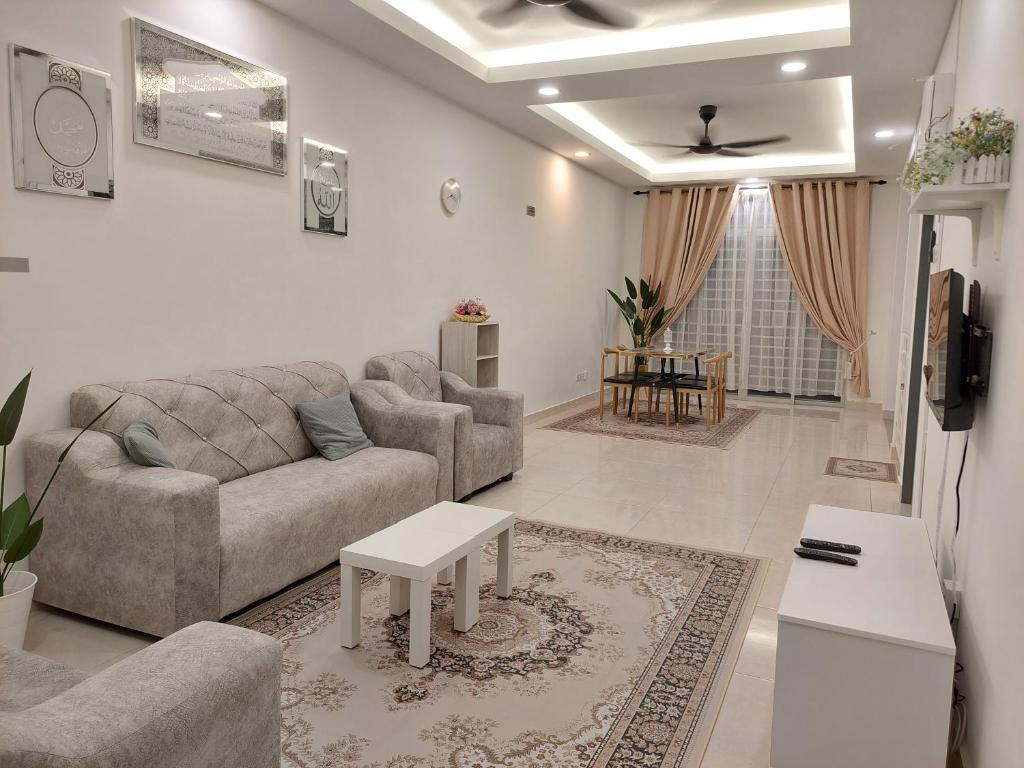 un soggiorno con divano e tavolo di Anis Homestay Nilai a Nilai