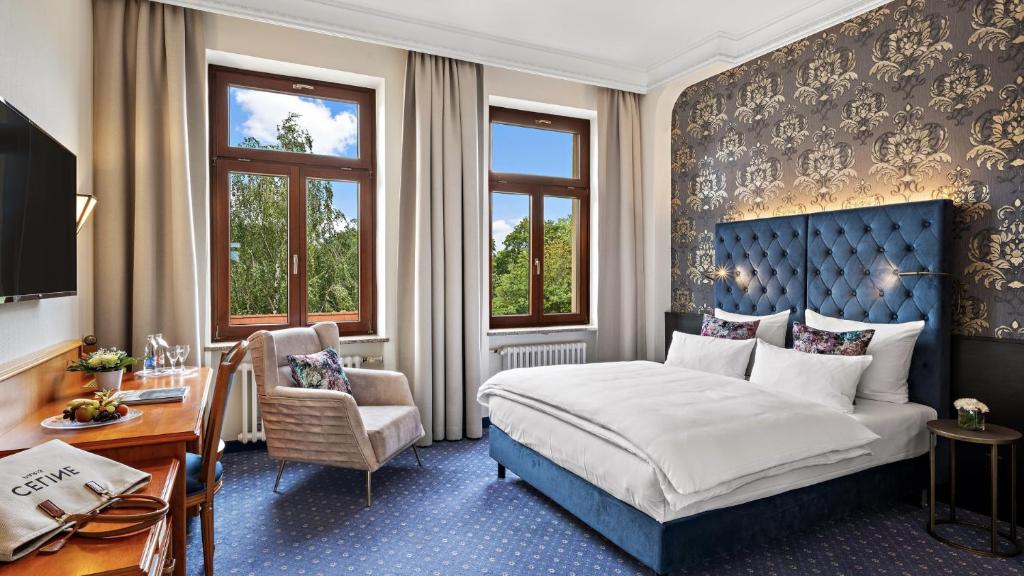Postel nebo postele na pokoji v ubytování Hotel Bayerischer Hof Dresden