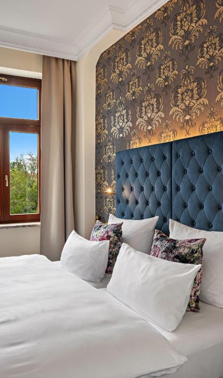 Postel nebo postele na pokoji v ubytování Hotel Bayerischer Hof Dresden