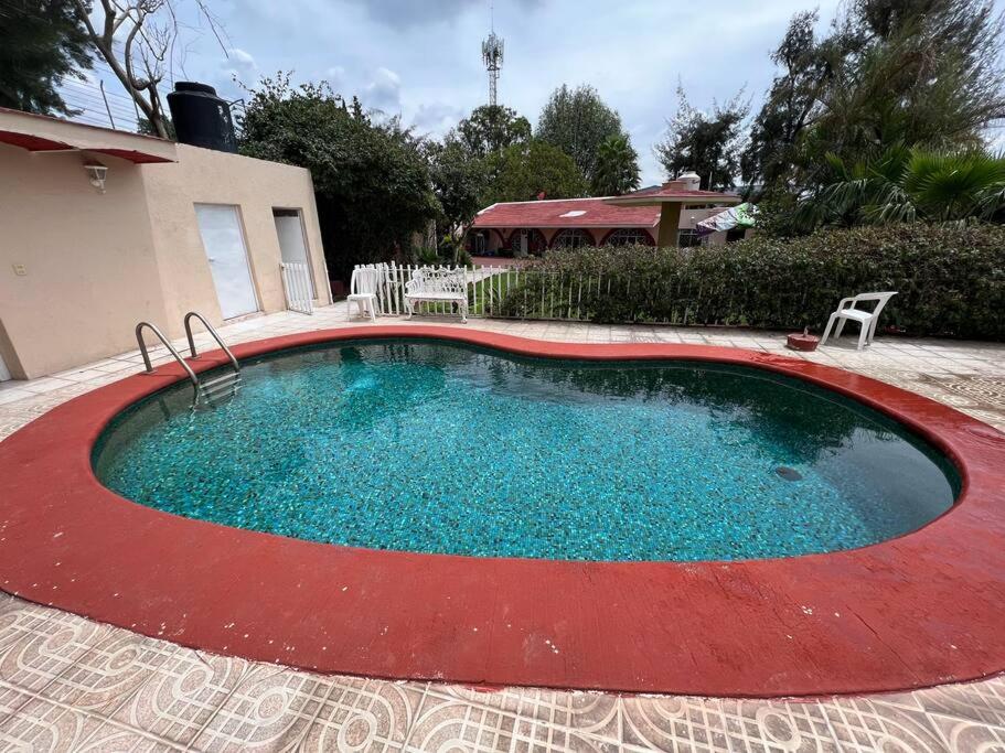 瓜達拉哈拉的住宿－Casa con alberca en Zapopan，一座小游泳池,位于带房子的庭院内