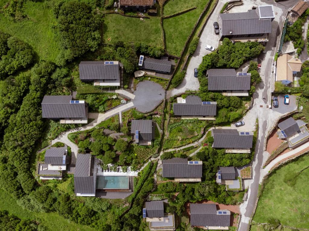 eine Aussicht auf einen Vorort mit Häusern in der Unterkunft Lava Homes in Santo Amaro