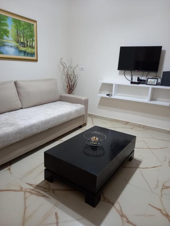 un soggiorno con un divano e un tavolino da caffè di Vlora 3D Guesthouse a Vlorë