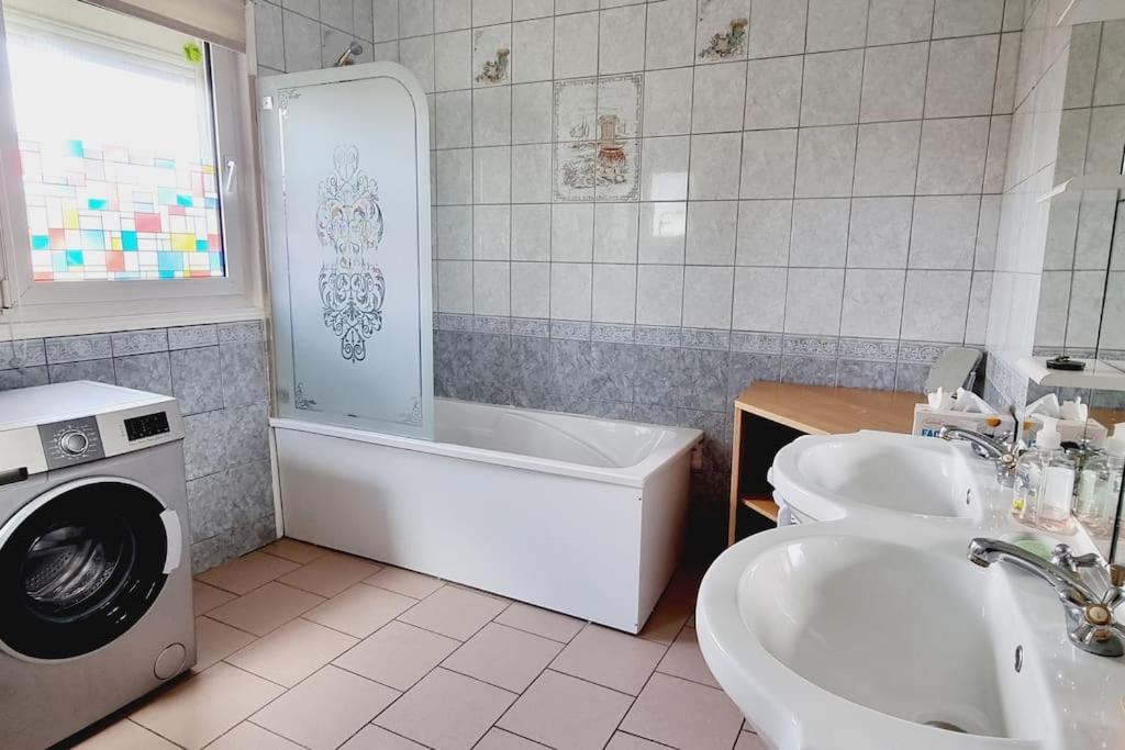a bathroom with a washing machine next to a sink at La Villa Marine*Familiale et Conviviale in Coudekerque-Branche