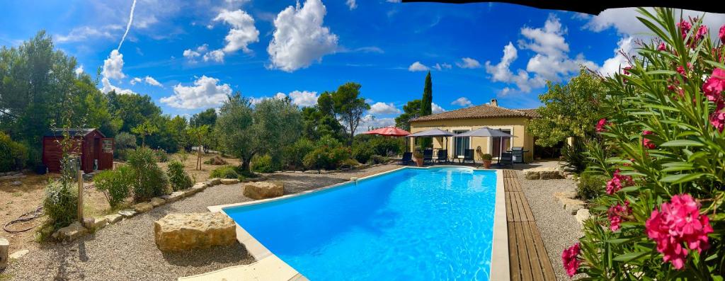 una piscina en un patio con una casa en villa Peylon 2, en Flayosc