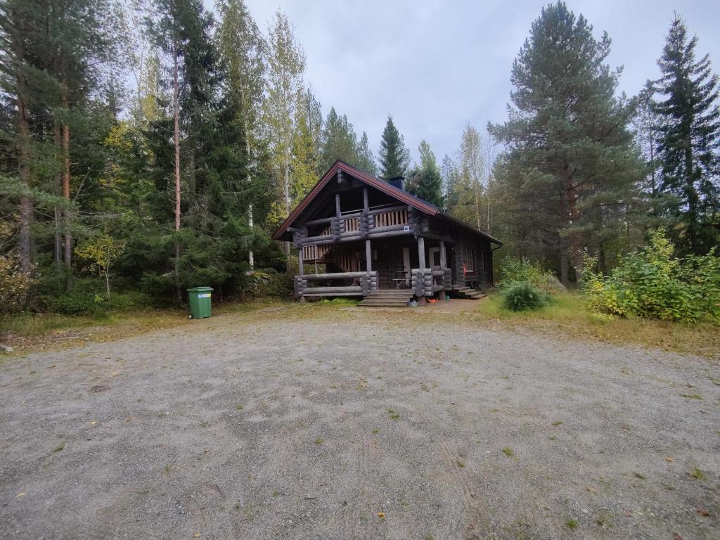 ein Blockhaus im Wald mit einem großen Hof in der Unterkunft Kalliorinteen Mökit Kalliopirtti in Töysä