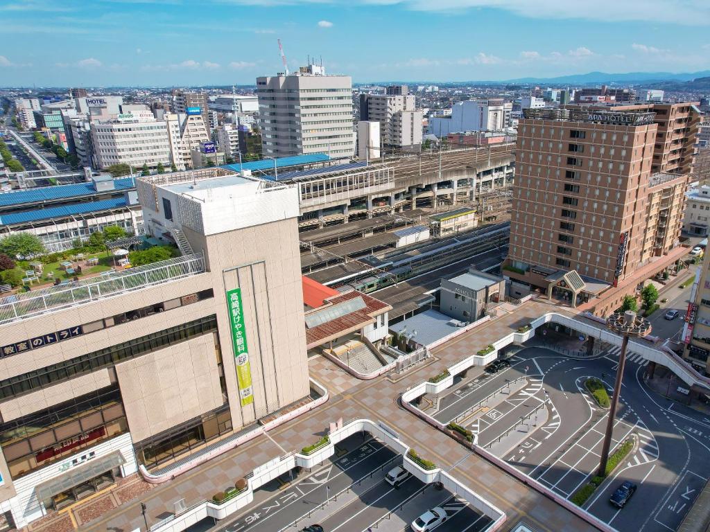 uma vista aérea de uma cidade com edifícios altos em APA Hotel Takasaki Ekimae em Takasaki