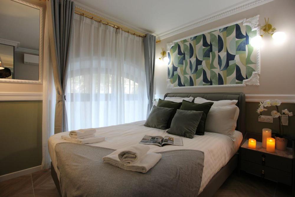 une chambre avec un grand lit avec des serviettes dessus dans l'établissement Triplex 250m² 6CH - Clim - Très spacieux -, à Paris