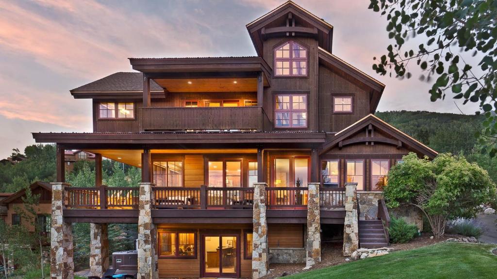 una gran casa de madera con una terraza envolvente en Chalet Beliza, en Steamboat Springs