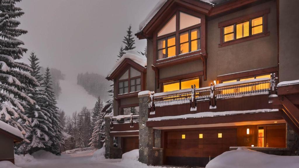 een groot huis met verlichting in de sneeuw bij Chalet Premio in Beaver Creek