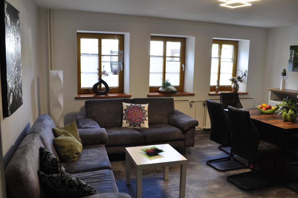 ein Wohnzimmer mit einem Sofa und einem Tisch in der Unterkunft Ferien/Monteurwohnung Volling in Lengede